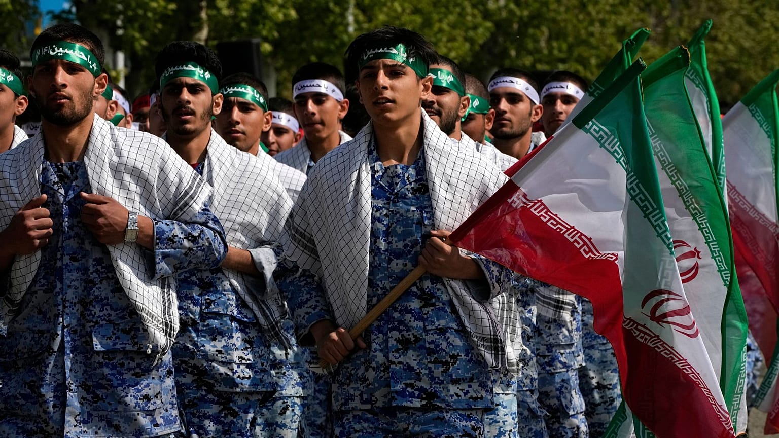 ARCHIVO - Tropas voluntarias del ejército iraní marchan durante el desfile del Día del Ejército en una base militar en Irán, 17 de abril de 2024. 