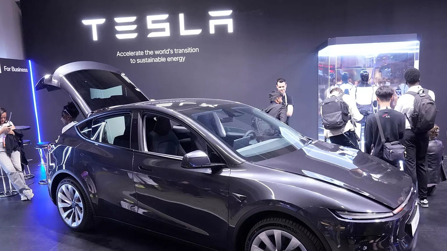 Bir Model Y, 11 Haziran 2025 Çarşamba günü Paris'te, Avrupa'nın en büyük teknoloji endüstrisi fuarlarından biri olan Vivatech fuarındaki Tesla standında görülüyor. 