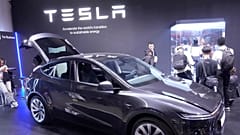 Bir Model Y, 11 Haziran 2025 Çarşamba günü Paris'te, Avrupa'nın en büyük teknoloji endüstrisi fuarlarından biri olan Vivatech fuarındaki Tesla standında görülüyor. 