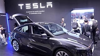 Bir Model Y, 11 Haziran 2025 Çarşamba günü Paris'te, Avrupa'nın en büyük teknoloji endüstrisi fuarlarından biri olan Vivatech fuarındaki Tesla standında görülüyor. 
