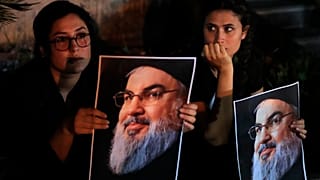 نساء لبنانيات وفلسطينيات يحملن صور زعيم حزب الله السيد حسن نصر الله خلال احتجاج في مدينة صيدا، لبنان، السبت 28 سبتمبر 2024.
