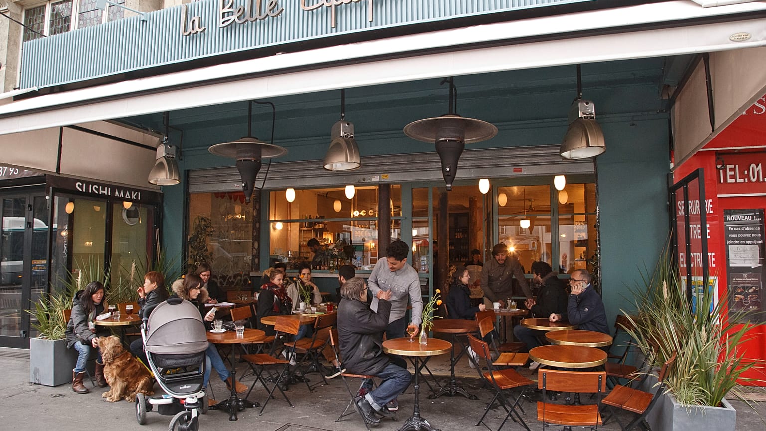 La gente se sienta en el renovado café "La Belle Equipe" en París, Francia. 21 de marzo de 2026.