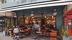 La gente se sienta en el renovado café "La Belle Equipe" en París, Francia. 21 de marzo de 2026.