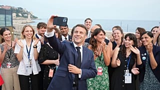Le président français Emmanuel Macron prend un selfie avec des membres de son équipe après une conférence de presse lors de la troisième conférence des Nations unies sur les océans (UNOC3) à Nice.
