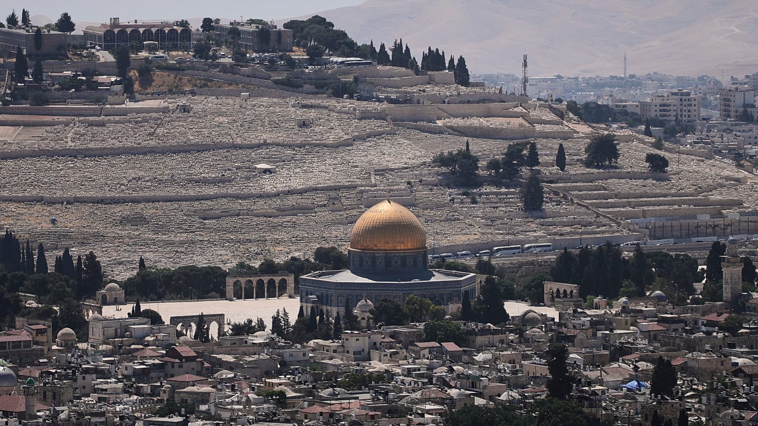 La vieille ville de Jérusalem, avec le sanctuaire du Dôme du Rocher dans l'enceinte de la mosquée Al-Aqsa, fermée aux fidèles après qu'Israël a interdit les rassemblements suite à une frappe israélienne sur l'Iran, 13.06.2025