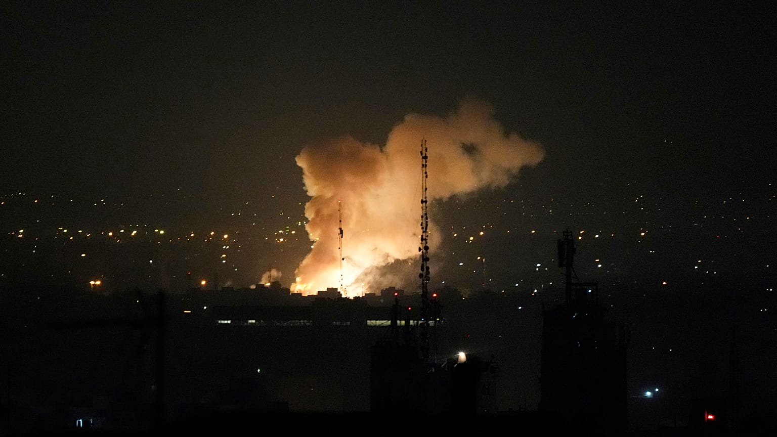 De la fumée s'élève après une explosion à Téhéran, Iran, vendredi 13 juin 2025.
