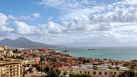 2.500 χρόνια μετά τη γέννησή της, η Νάπολη απολαμβάνει μια τουριστική έκρηξη, ενώ ταυτόχρονα βιώνει επιταχυνόμενα μειονεκτήματα που οι περισσότερες πόλεις μαθαίνουν δεκαετίες αργότερα.