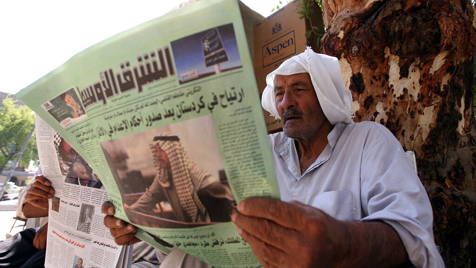 صورة تعبيرية لمواطن عراقي يقرأ صحيفة