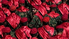 Un miembro del Ejército iraní mira hacia atrás entre otros durante un desfile conmemorativo del Día Nacional del Ejército el pasado mes de abril.