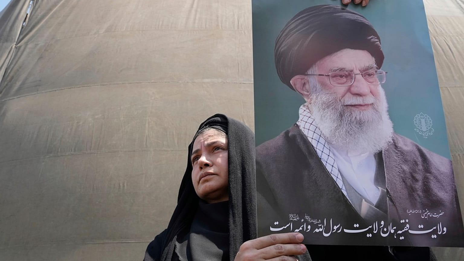  Um manifestante iraniano segura um cartaz do líder supremo Ayatollah Ali Khamenei durante uma manifestação anti-israel em Teerão, no Irão, na sexta-feira, 13 de junho de 2025.  