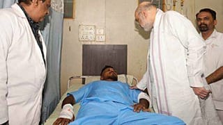 Ο υπουργός Εσωτερικών Amit Shah κατά τη διάρκεια συνάντησης με τον επιζώντα της βρετανικής αεροπορικής συντριβής Vishwash Kumar Ramesh σε νοσοκομείο στο Ahmedabad.