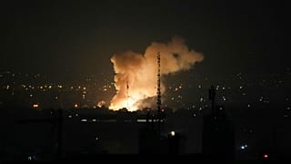 Tahran'da meydana gelen bir patlamanın ardından dumanlar yükseliyor, 13 Haziran 2025, Cuma.