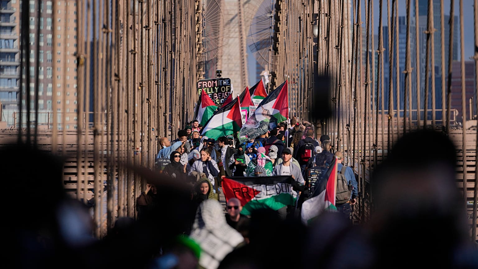متظاهرون مؤيدون لفلسطين يعبرون جسر بروكلين