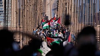 متظاهرون مؤيدون لفلسطين يعبرون جسر بروكلين