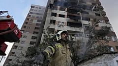 Tahran'da bir itfaiye görevlisi, İsrail saldırısından sonra yangın söndürme çalışmalarında.