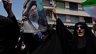 صورة للمرشد الأعلى الإيراني علي خامنئي في تجمع مناهض لإسرائيل في طهران، إيران، الجمعة