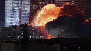 İran'ın cuma akşamı Tel Aviv'e düzenlediği saldırıdan bir görüntü.