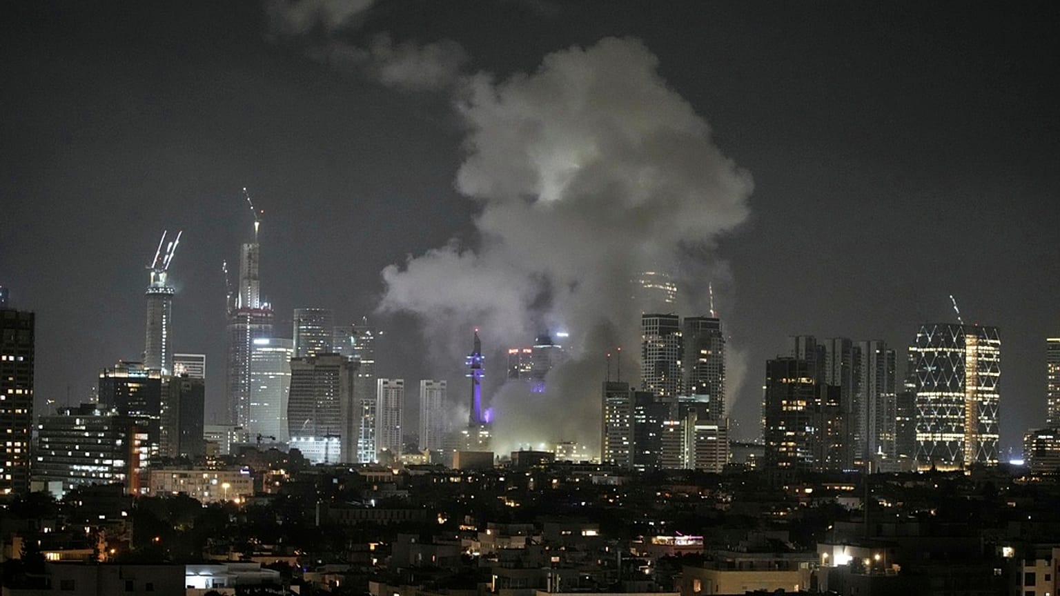 Il fumo sopra gli edifici di Tel Aviv