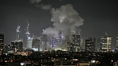 Il fumo sopra gli edifici di Tel Aviv