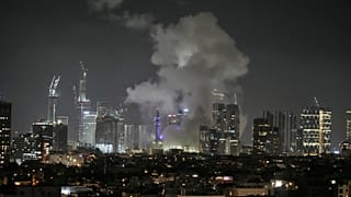 Il fumo sopra gli edifici di Tel Aviv