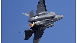 طائرة أف 35 أميركية الصنع في عرض جوي فوق إحدى القواعد بالهند. 16 فبراير 2023