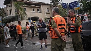 Izraeli biztonsági erők megvizsgálnak egy házat, amelyet egy Iránból kilőtt rakéta talált el az izraeli Rishon Lezionban 2025. június 14-én, szombaton.