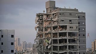 ساختمان تخریب شده بر اثر حملات موشکی و پهپادی ایران به تل‌آویو