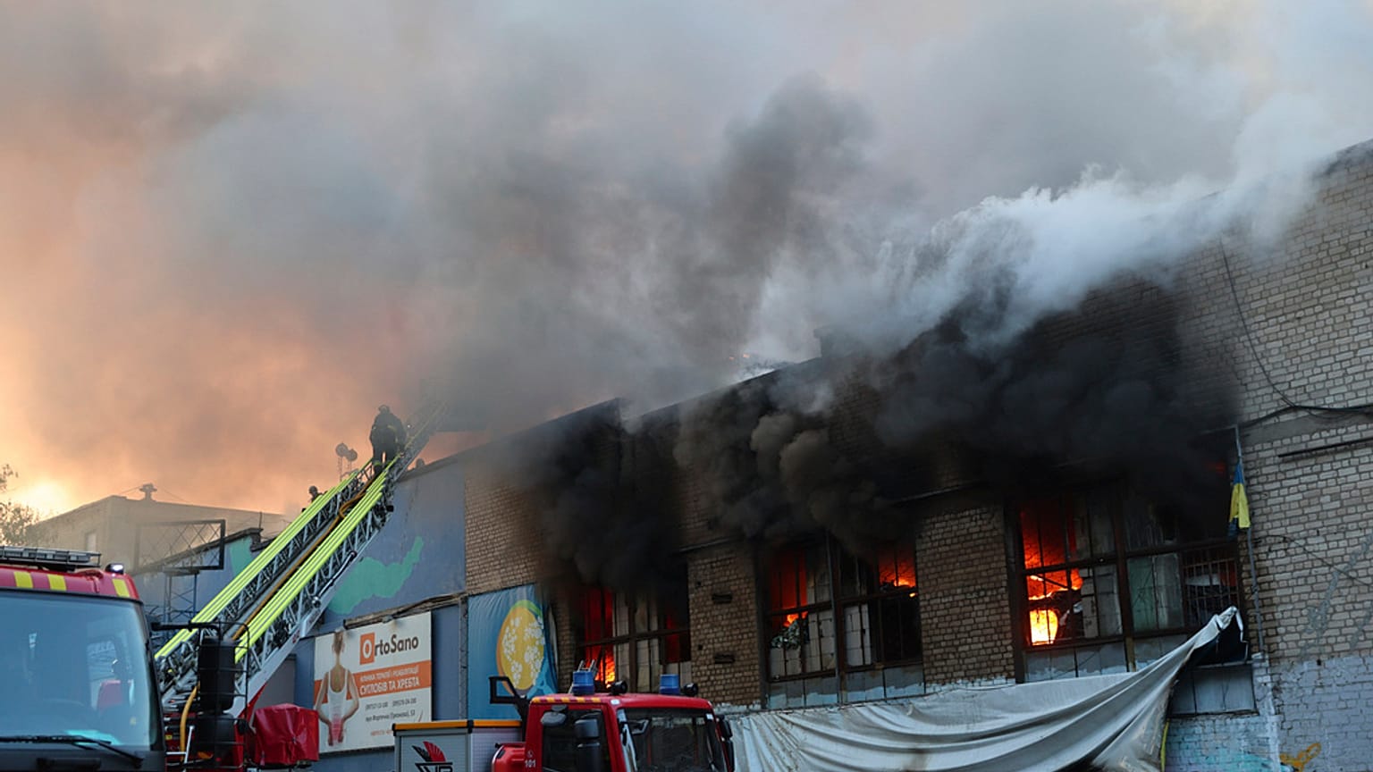 Feuerwehrmänner löschen einen Brand in Saporischschja