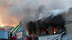 Feuerwehrmänner löschen einen Brand in Saporischschja