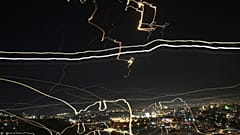 آسمان اورشلیم در شب حمله موشکی ایران، جمعه ۱۳ ژوئن ۲۰۲۵