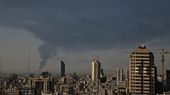 تصاعد دخان كثيف من منشأة نفطية في جنوب طهران بعد استهدافها بضربة إسرائيلية، الأحد 15 يونيو 2025.