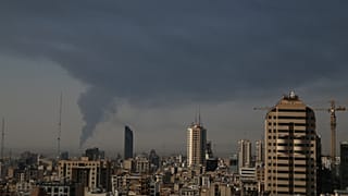 تصاعد دخان كثيف من منشأة نفطية في جنوب طهران بعد استهدافها بضربة إسرائيلية، الأحد 15 يونيو 2025.