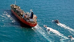 Ein beschlagnahmter Tanker unter südkoreanischer Flagge wird im Persischen Golf von Booten der iranischen Revolutionsgarde eskortiert.