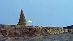 مسجد قديم وشعلة مصنع للبتروكيماويات يحرقان نواتج الغاز غير المرغوب فيها في جزيرة خرج، إيران، يوليو 1971. 