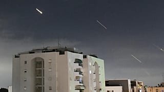 İsrail Demir Kubbe hava savunma sistemi, İran füzelerini engelleme amacıyla füze savar fırlatıyor, 14 Haziran 2025