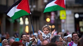 يتجمع الناس ويرددون الشعارات خلال مظاهرة دعماً للشعب الفلسطيني في غزة، في برشلونة، إسبانيا، يوم الاثنين 19 مايو/أيار 2025.  