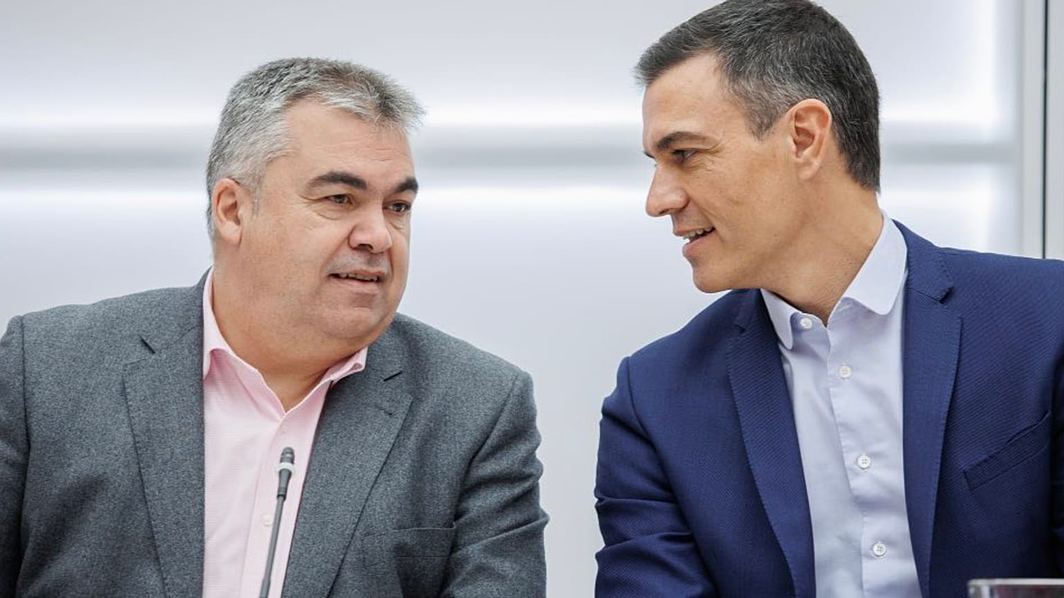 Santos Cerdán hablando con Pedro Sánchez