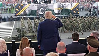 Präsident Donald Trump grüßt die vorbeiziehenden Truppen während einer Parade zu Ehren des 250-jährigen Bestehens der Armee, das mit Trumps 79. Geburtstag zusammenfällt, am Samstag, 14. Juni 2025.