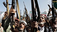 Houthi-Anhänger skandieren Slogans während einer wöchentlichen Anti-US- und Anti-Israel-Demonstration in Sanaa, Jemen, Freitag, 13. Juni 2025. 