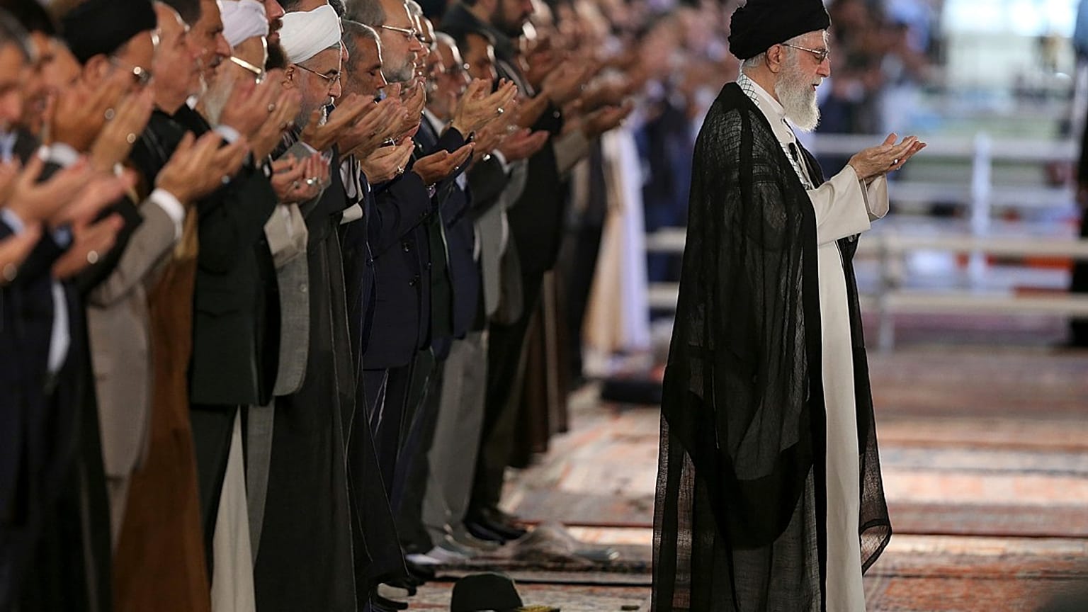  El líder supremo, el ayatolá Ali Jamenei, dirige las oraciones del Eid al-Fitr en la Gran Mezquita del Imán Jomeini en Teherán, Irán, el lunes 26 de junio de 2017. 