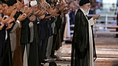  Le guide suprême, l'ayatollah Ali Khamenei, dirige les prières de l'Aïd al-Fitr à la grande mosquée Imam Khomeini à Téhéran, en Iran, le lundi 26 juin 2017. 
