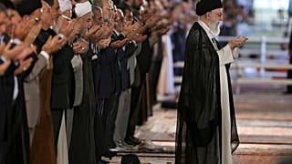  Верховный лидер аятолла Али Хаменеи возглавляет молитву Ид аль-Фитр в Большой мечети имама Хомейни в Тегеране, Иран, в понедельник, 26 июня 2017 года. 