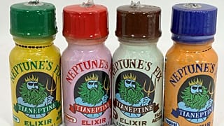 FDA tarafından Ocak 2024’te paylaşılan bu fotoğrafta, tianeptin içerdiği belirtilen Neptunes Fix Elixir şişeleri görülüyor.