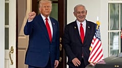 الرئيس دونالد ترامب، يحيي رئيس الوزراء الإسرائيلي بنيامين نتنياهو أثناء مغادرته الجناح الغربي للبيت الأبيض، يوم الاثنين 7 أبريل 2025. 
