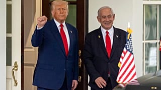 الرئيس دونالد ترامب، يحيي رئيس الوزراء الإسرائيلي بنيامين نتنياهو أثناء مغادرته الجناح الغربي للبيت الأبيض، يوم الاثنين 7 أبريل 2025.