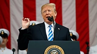 Trump pronunciando un discurso presidencial.