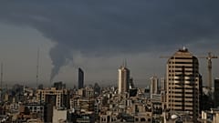 Aus einer Öleinrichtung im Süden Teherans (Iran) steigt am Sonntag, 15. Juni 2025, starker Rauch auf, nachdem sie am Samstag offenbar von einem israelischen Angriff getroffen worden war.