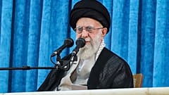 Фотография с официального сайта канцелярии верховного лидера Ирана: Аятолла Али Хаменеи на церемонии, посвященной годовщине смерти Аятоллы Хомейни в 1989 году, 4 июня 2025 г.