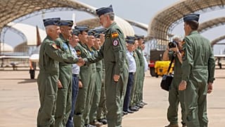 Felipe VI saluda a su llegada a la Base Aérea de San Javier en Santiago de la Ribera (Murcia), 14.06.2025