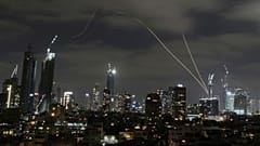 Das israelische Luftabwehrsystem Iron Dome feuert zum Abfangen von Raketen über Tel Aviv, Israel, Sonntag, 15. Juni 2025.